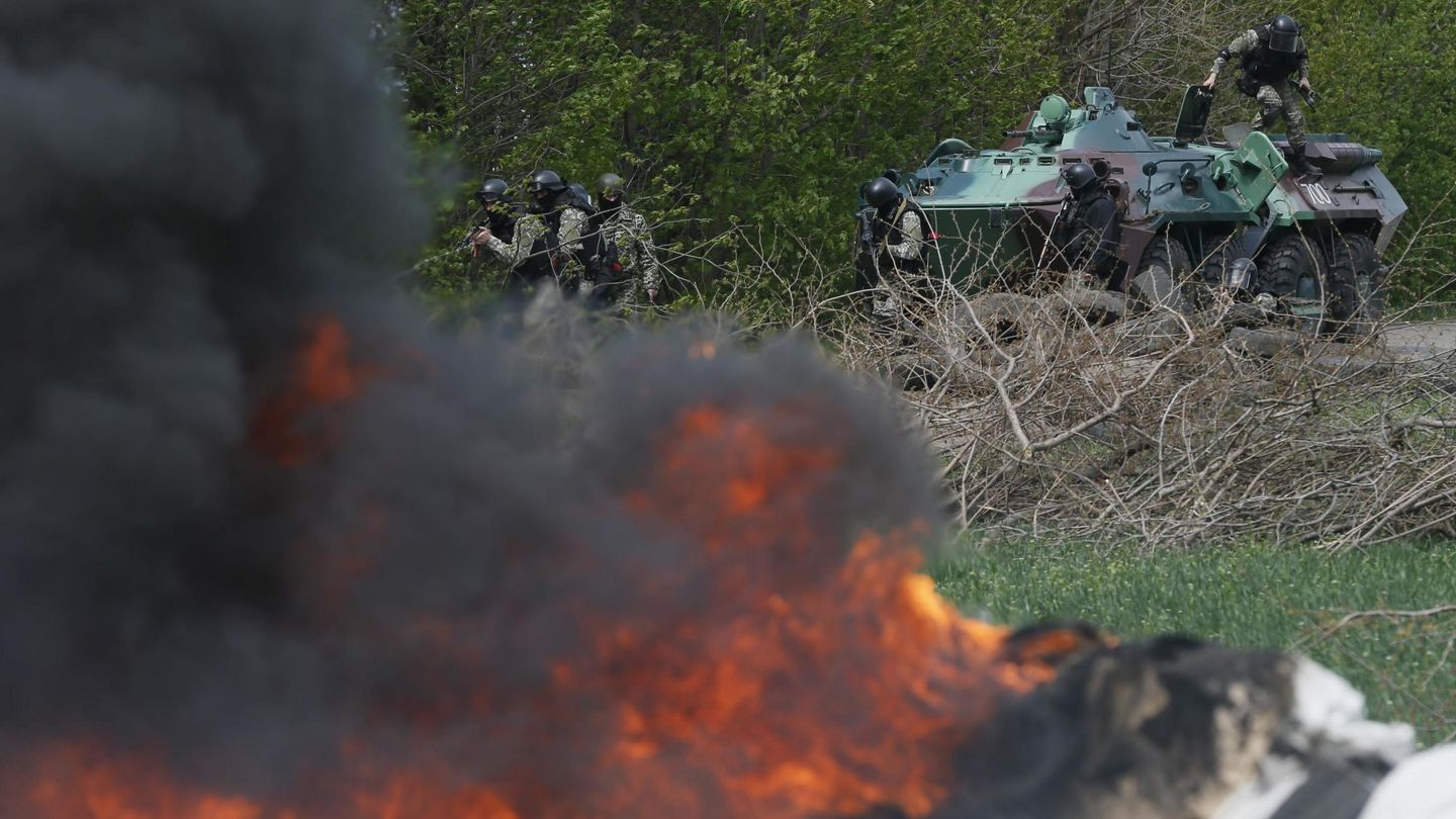 Tropas ucranianas en el asalto de un check-point en Slaviansk (Reuters).