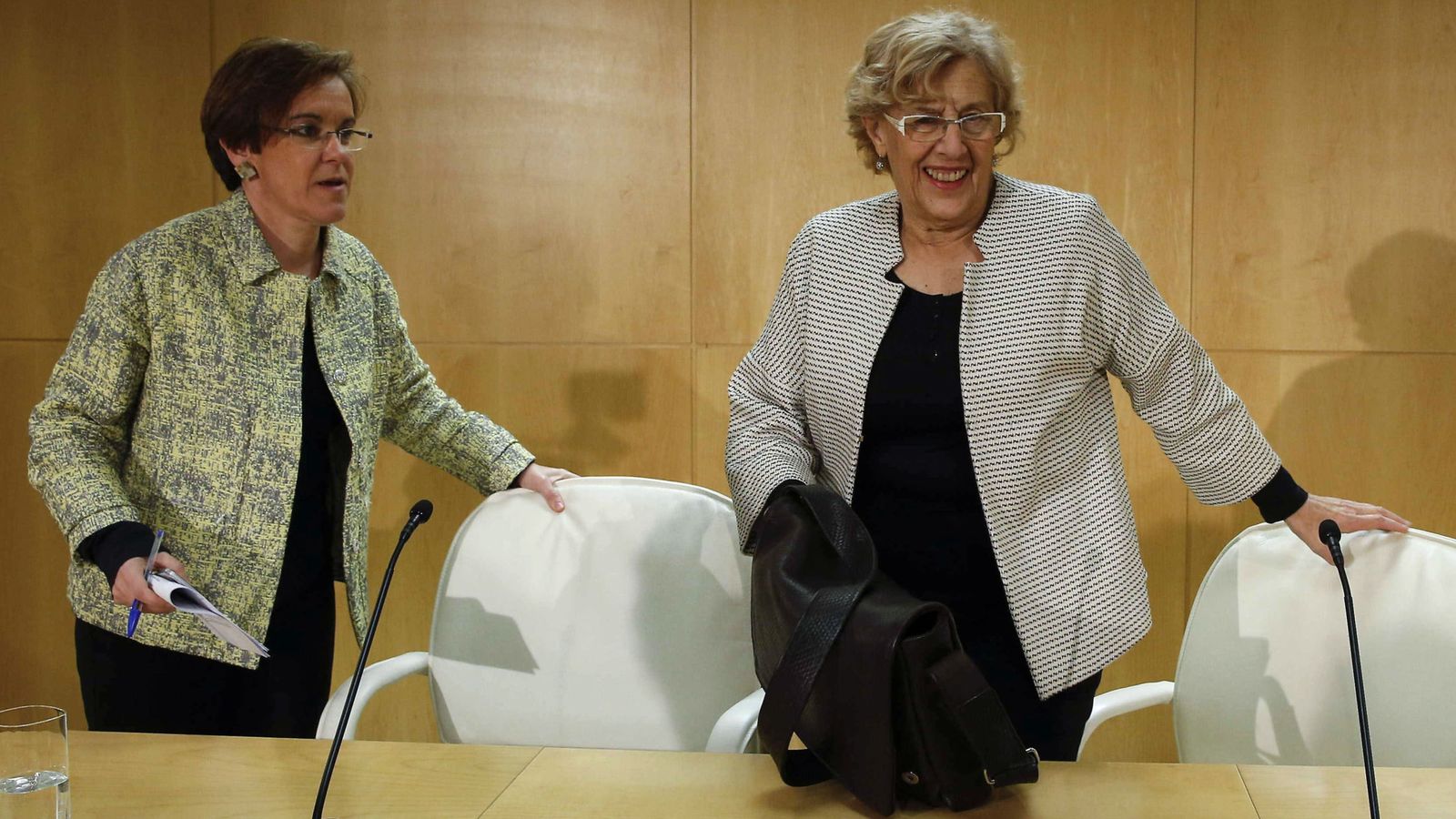 Foto: La alcaldesa de Madrid, Manuela Carmena (d), y la portavoz del PSOE-M en el ayuntamiento, Purificación Causapié, durante una rueda de prensa. (EFE)