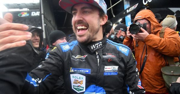 Foto: Fernando Alonso, celebrando la victoria en las 24 Horas de Daytona (EFE)