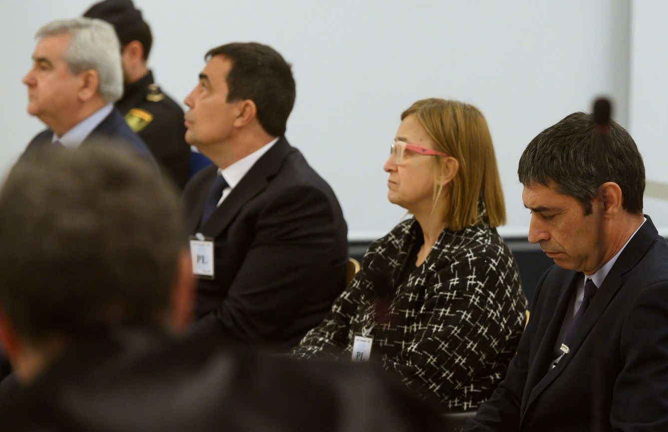 El mayor de los Mossos d'Esquadra Josep Lluís Trapero, junto al resto de acusados. (EFE)