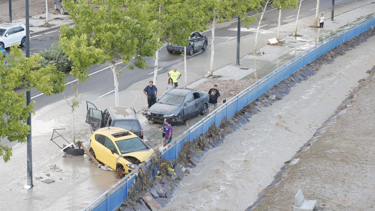 Una gran tormenta en Zaragoza obliga a actuar a los buceadores para rescatar a gente atrapada en sus vehículos