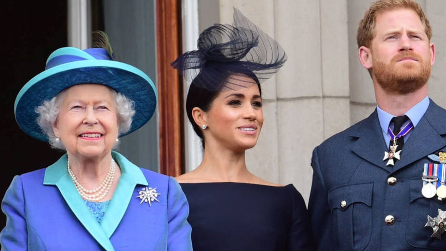 Isabel II junto a Meghan y Harry. (Reuters)
