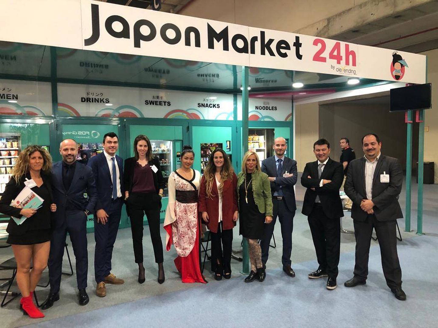 Los directivos de Olevending presentando JaponMarket24h en una feria del sector. (Imagen cedida)