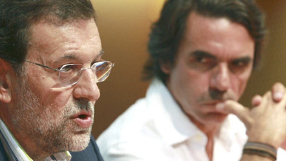 Aznar desoye la llamada del frente crítico para que descabece a Rajoy