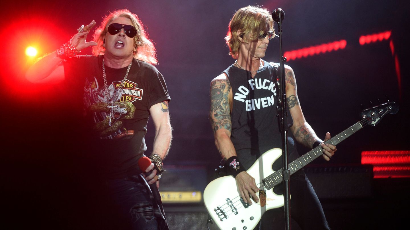 Axl Rose y Duff McKagan en acción. (Reuters/Vincent West)