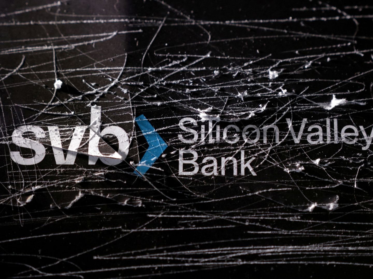 Logo de Silicon Valley Bank destrozado, en EEUU. (Reuters/Dado Ruvic)