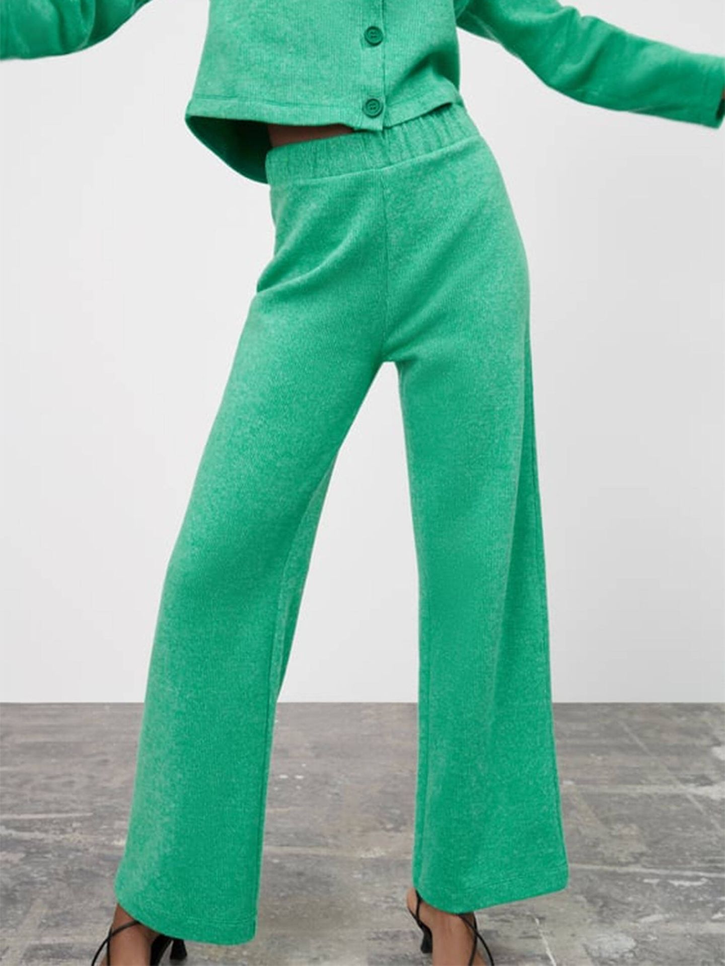 Uno de los pantalones anchos y cómodos de Zara. (Zara/Cortesía)