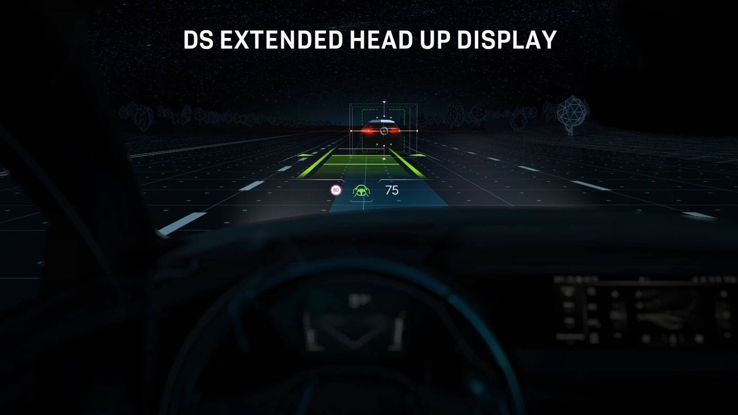 El DS 4 presenta un innovador sistema de proyección de datos en el parabrisas que simula la realidad aumentada, mostrando la información como si estuviese 4 metros por delante.