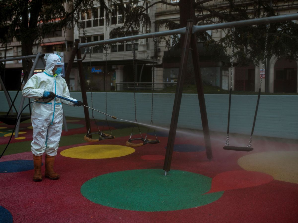 Foto: Un operario municipal realiza labores de desinfección en un parque. (EFE)