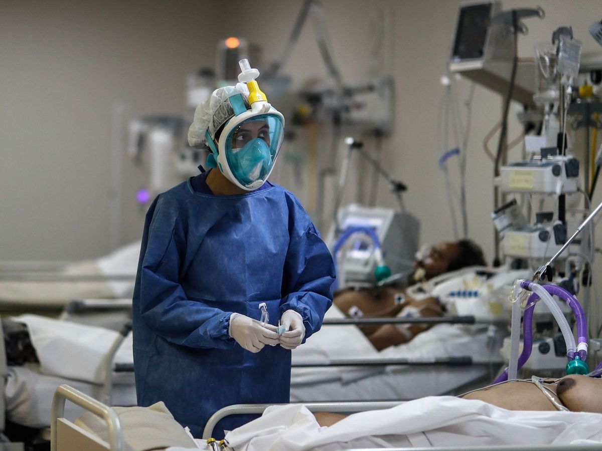 Foto: Una enfermera realiza un control a enfermos de covid-19 en el Hospital del Bicentenario.