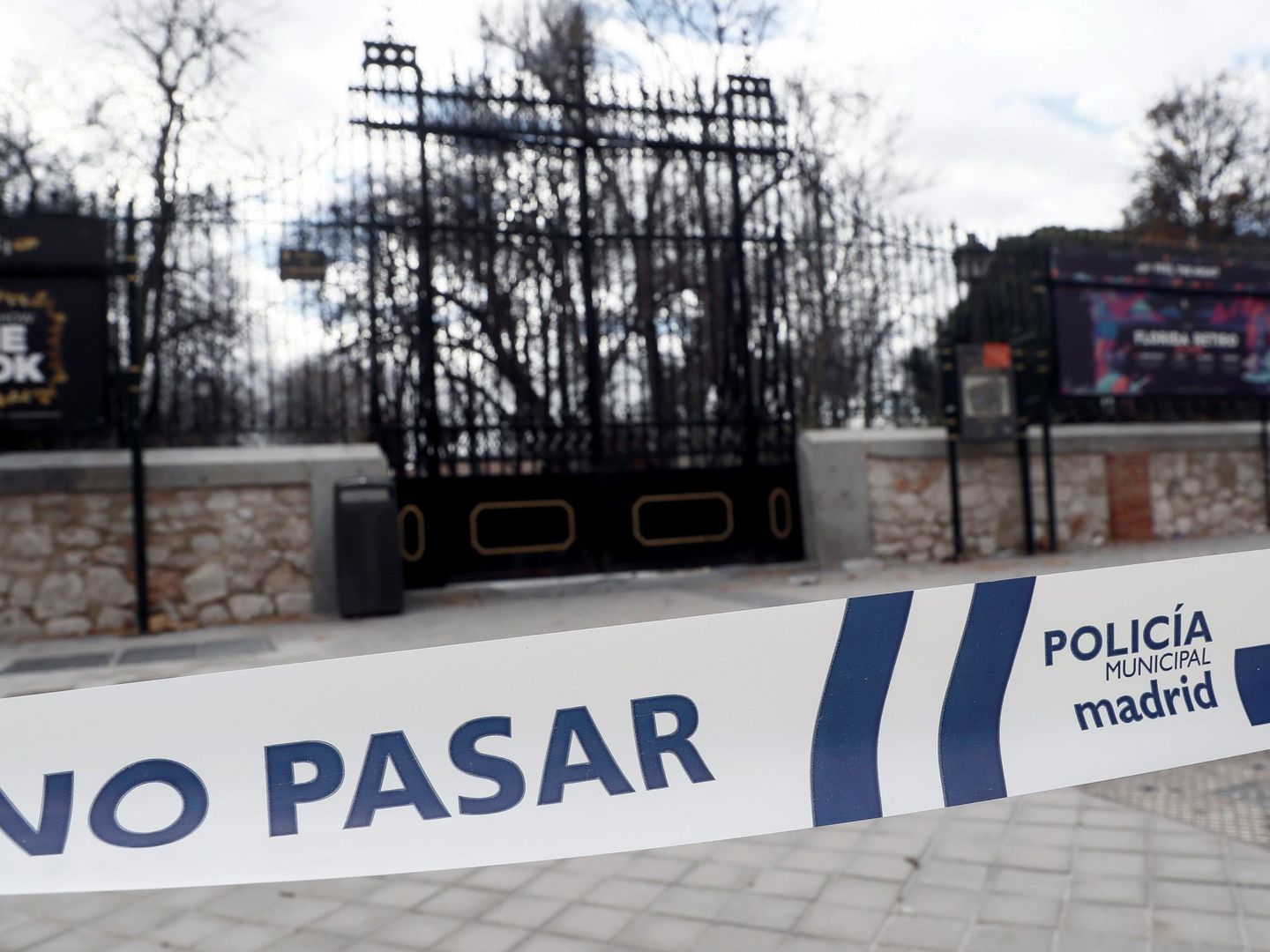 Precinto policial en el parque del Retiro de Madrid donde murió el niño. (EFE)