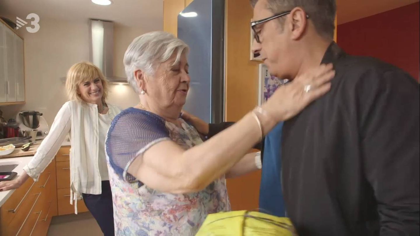 Buenafuente y su madre, ante la mirada de Gemma Nierga. (TV3)
