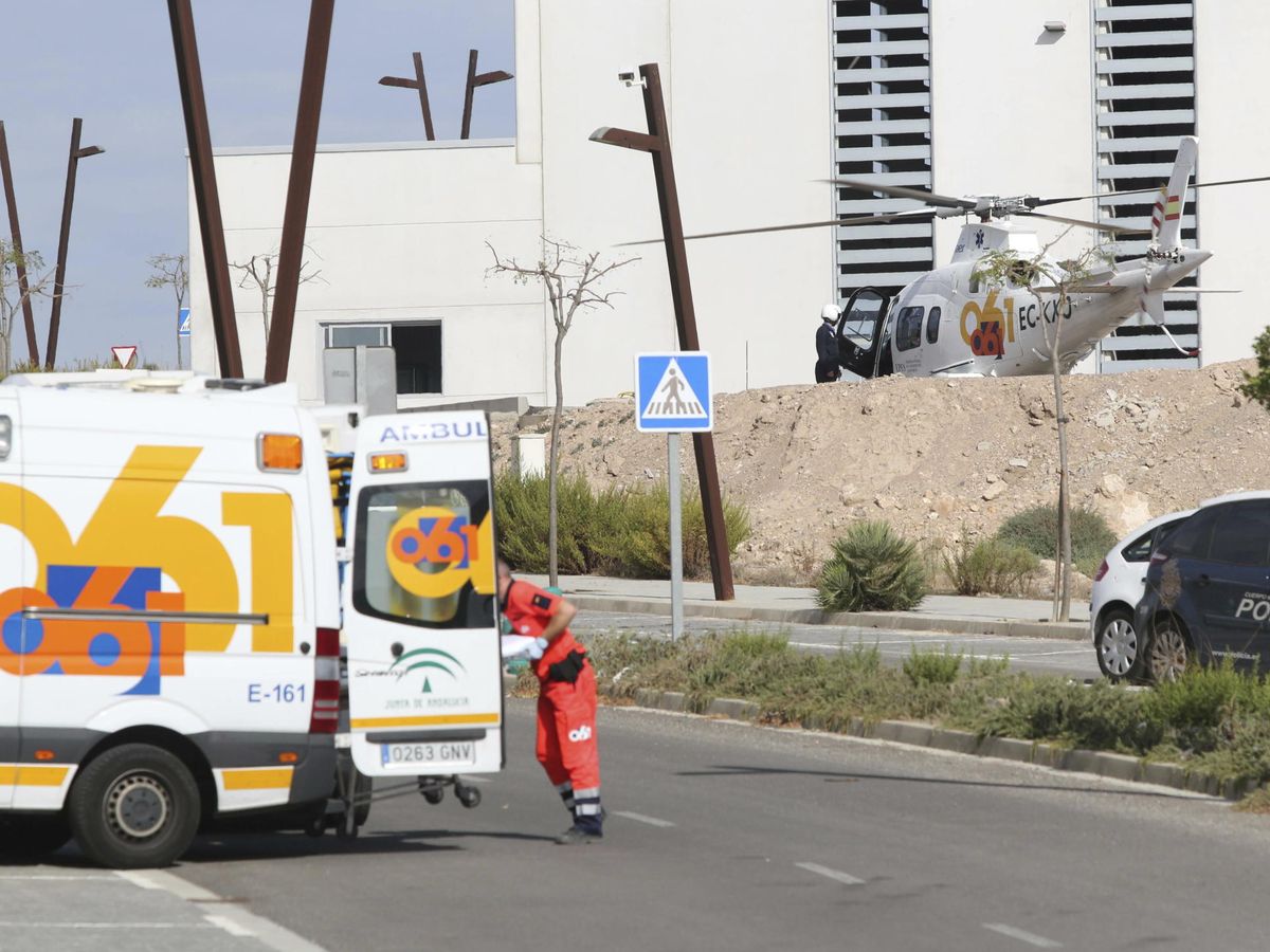 Foto: Un helicóptero del 061 y una ambulancia. EFE/ Carlos Barba