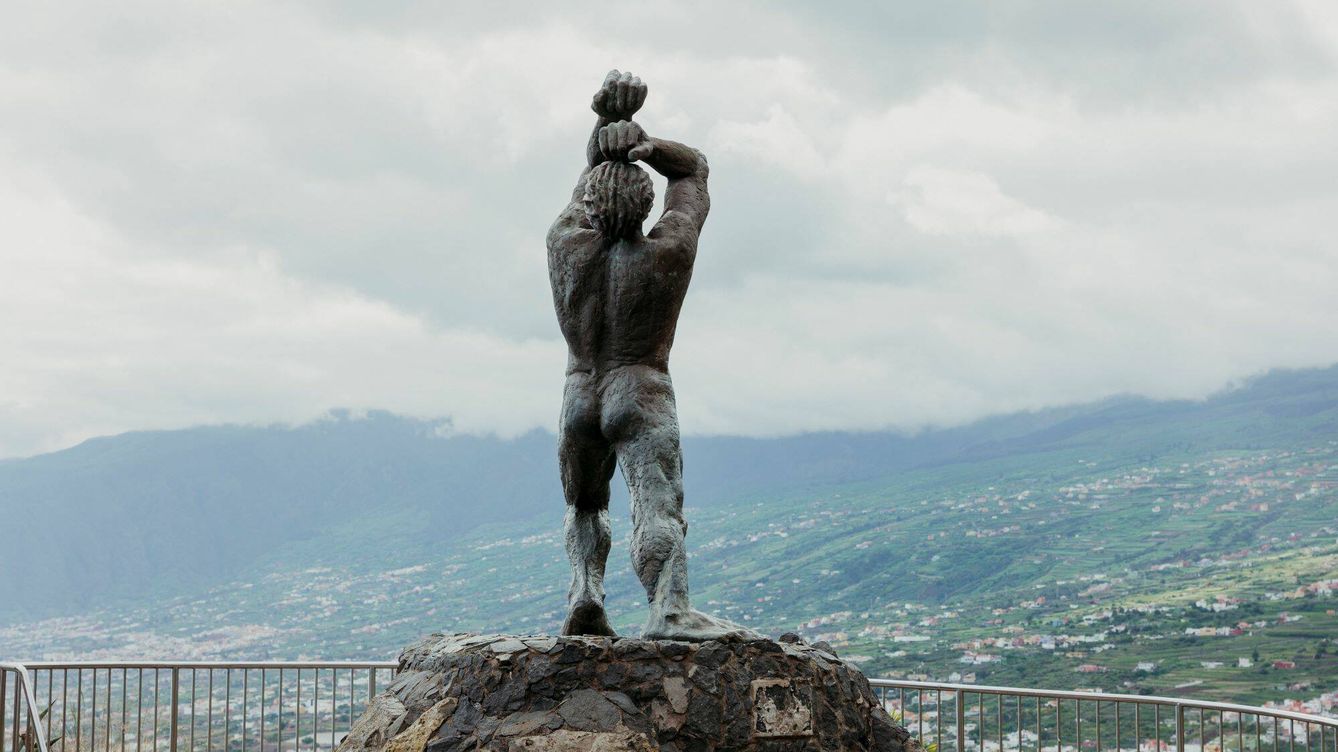 Foto: La estatua de Bentor, el último mencey de los guanches, en el mirador del lance de Tenerife (Rubén Plasencia)
