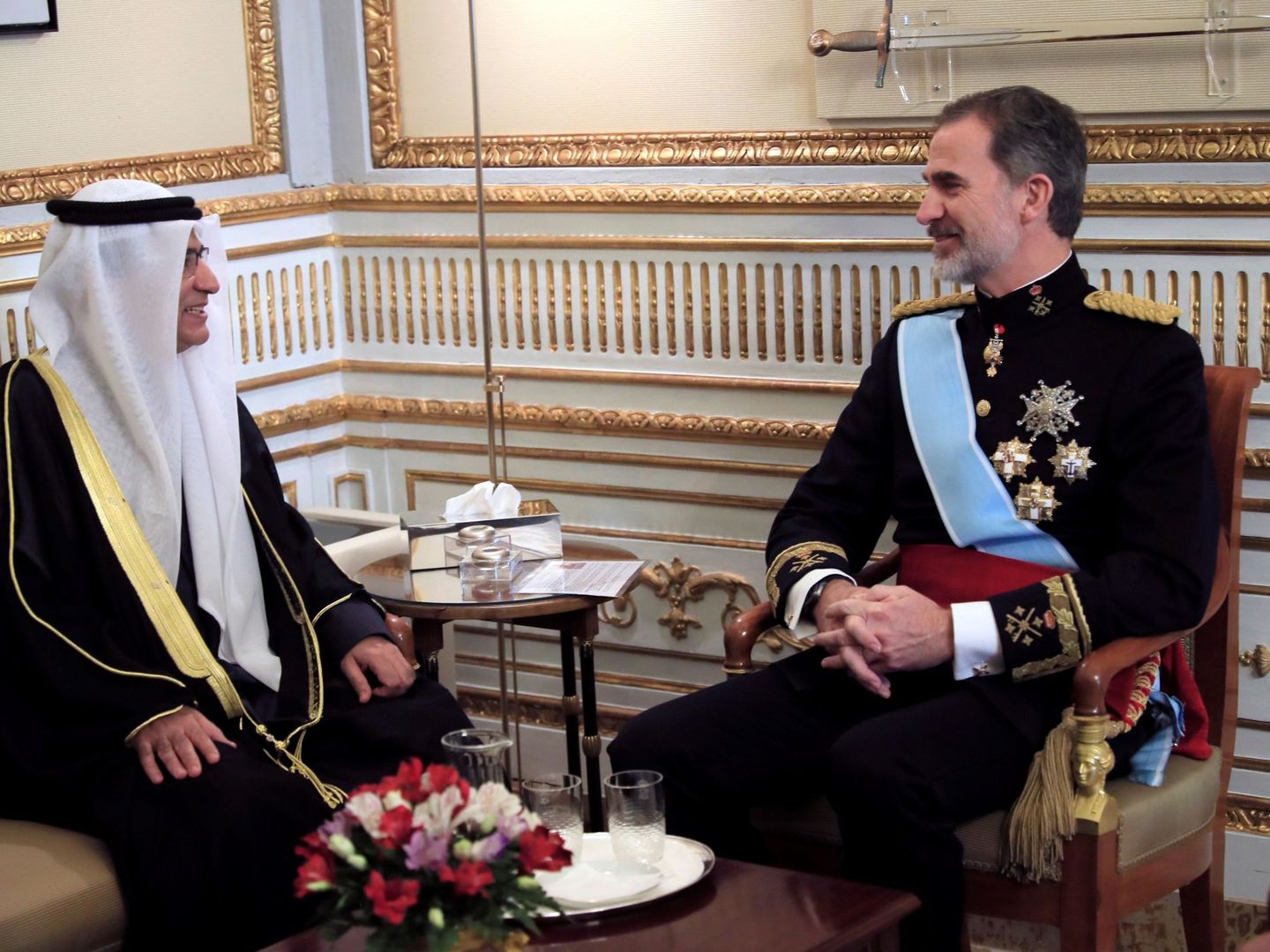El embajador de Kuwait, en la presentación de las credenciales con el rey Felipe VI. (EFE)