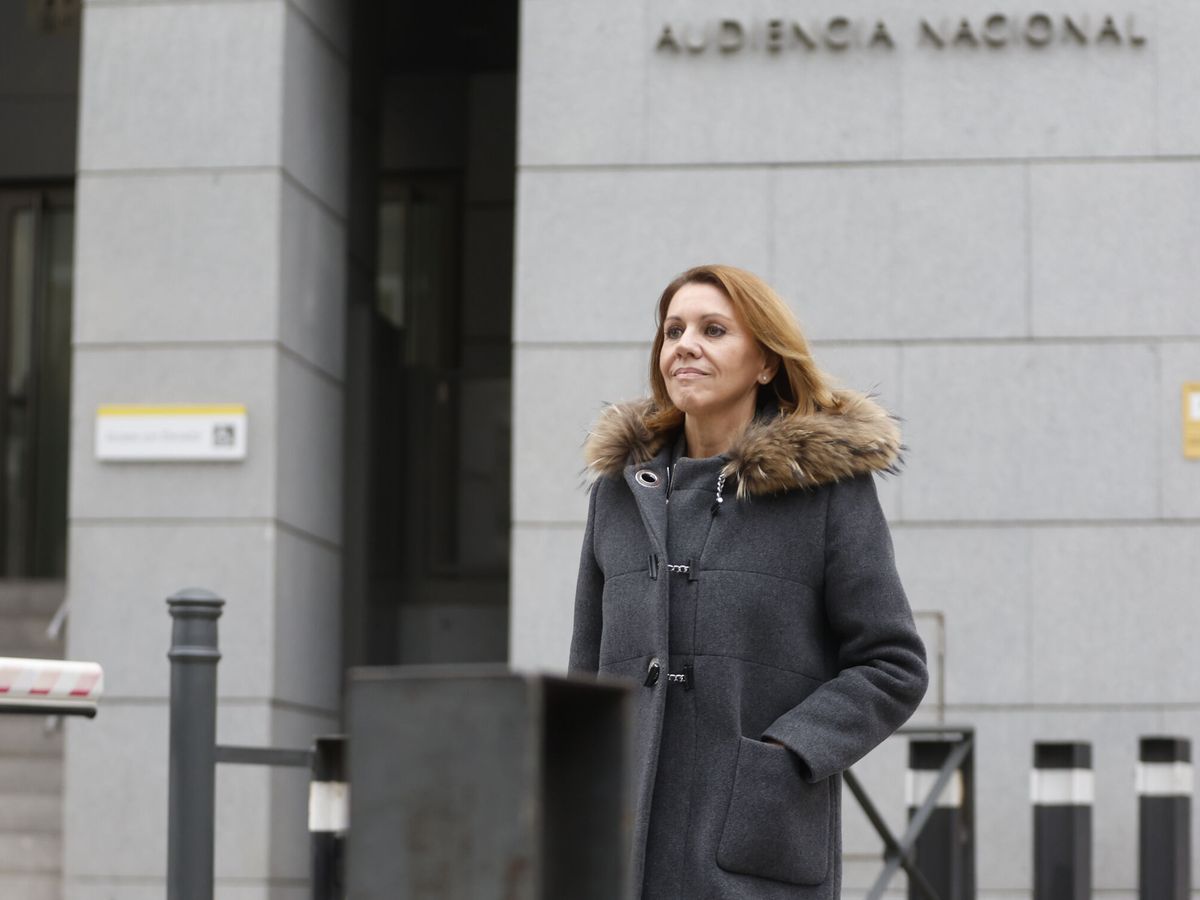 Foto: La ex secretaria general del PP María Dolores de Cospedal a la salida este martes de la Audiencia Nacional. (EFE/Mariscal)
