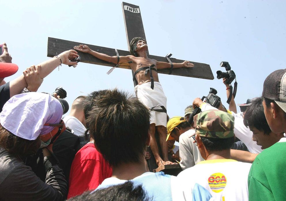 Foto: Un penitente filipino se crucifica durante las celebraciones del Viernes Santo en San Fernando (Filipinas) (Efe)