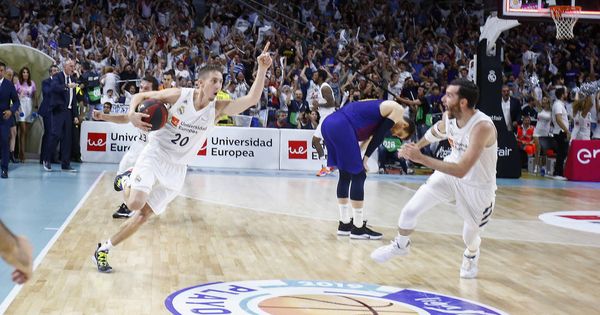 Foto: Carroll celebra la victoria del Real Madrid ante  Barcelona en el segundo partido de la final de la ACB. (ACB Photo / E. Cobos)