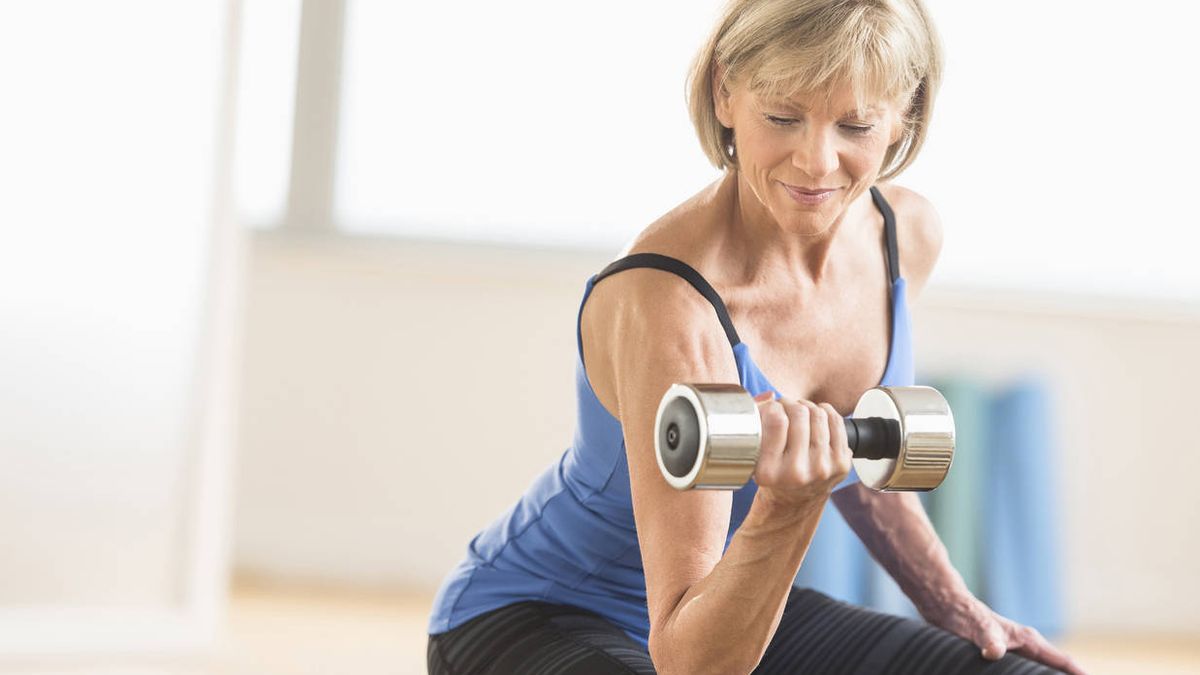 Si estás en la menopausia, haz pesas