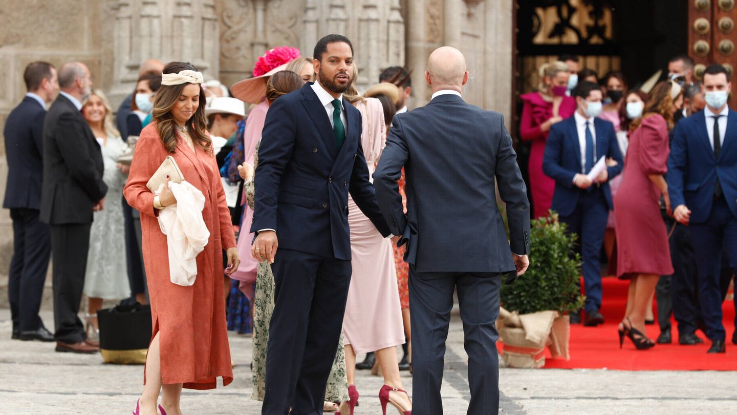 Ignacio Garriga con su pareja a las puertas de la iglesia.(Gtres)