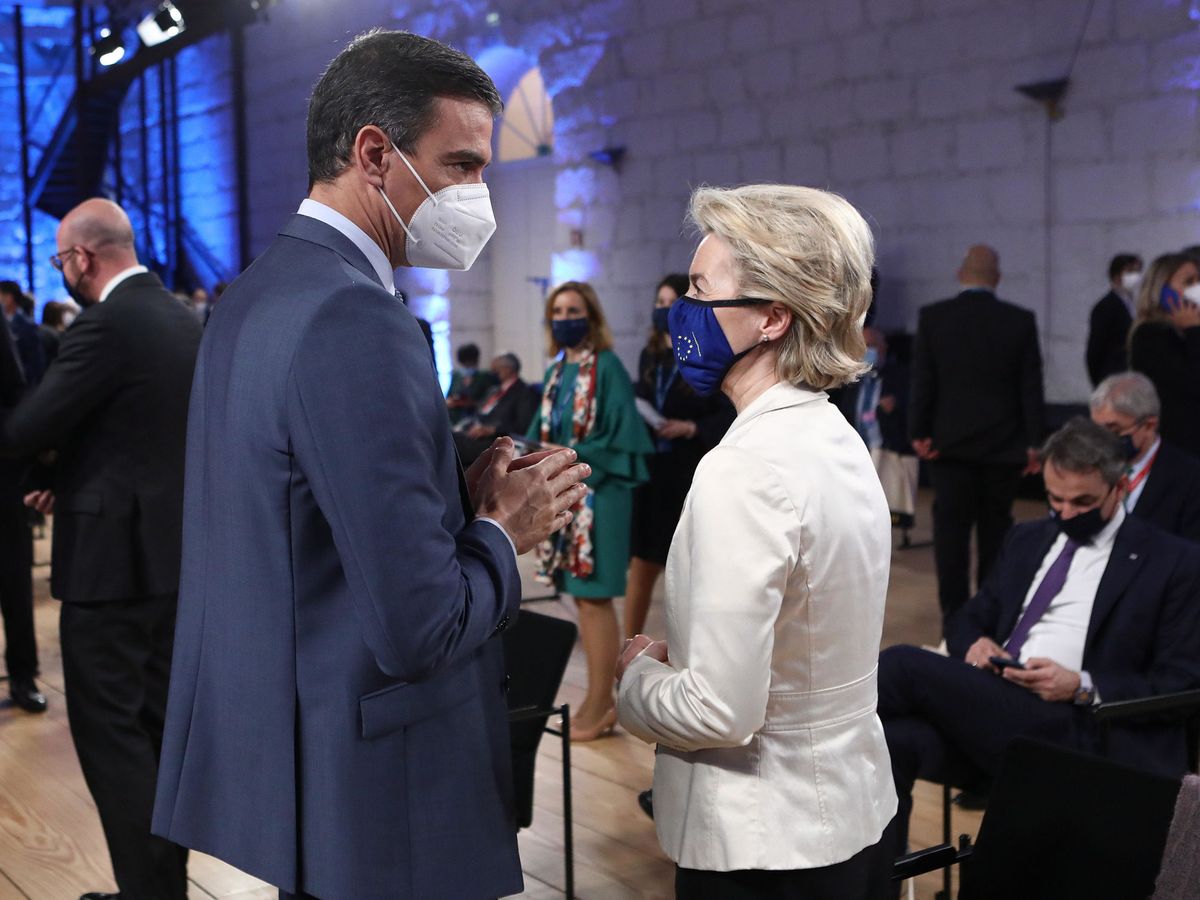 Foto: Sánchez habla con Von der Leyen en la reciente cumbre europea celebrada en Oporto. (EFE)