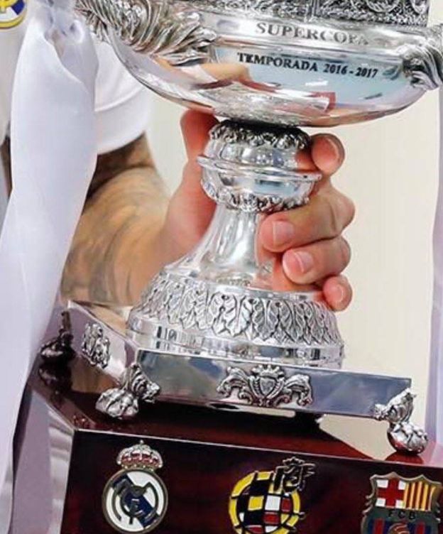 Foto: Detalle de la placa de la Supercopa