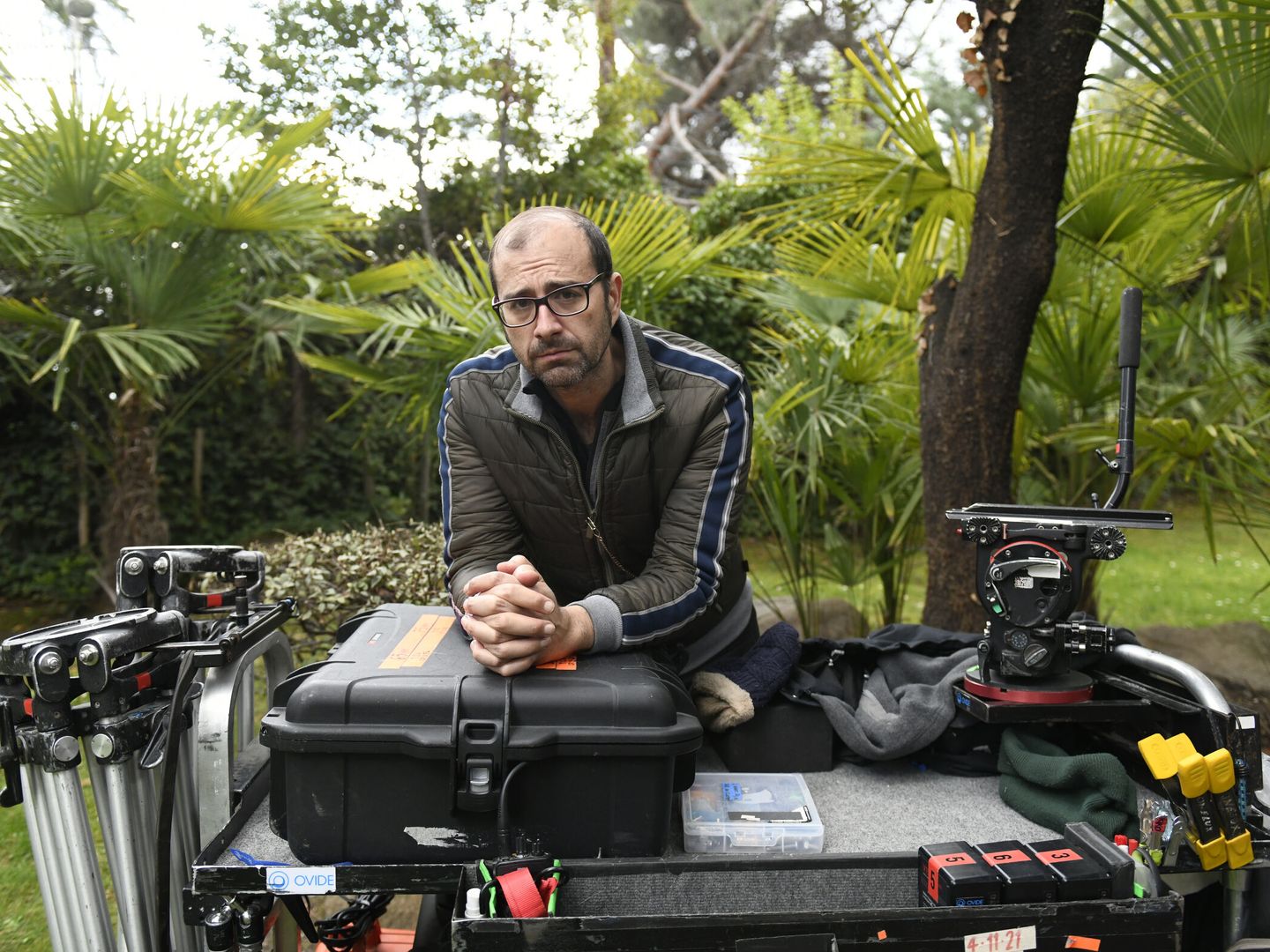 El guionista y director Paco Cabezas durante el rodaje de la serie 'La novia gitana'. (EFE/Víctor Lerena)