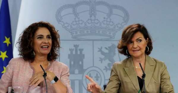 Foto: La vicepresidenta, Carmen Calvo, y la ministra de Hacienda, María Jesús Montero, este 11 de octubre. (EFE)