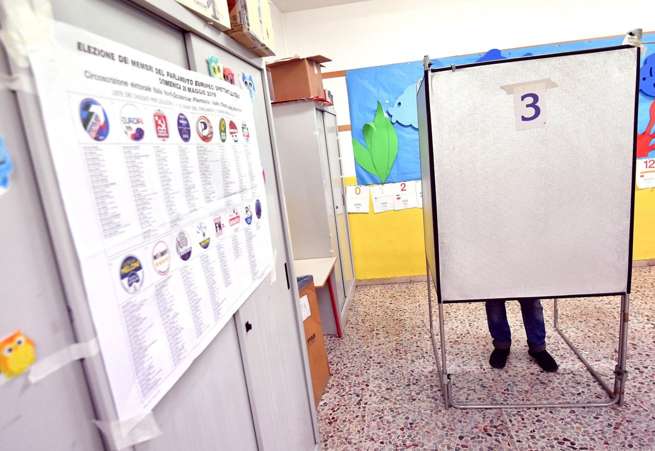 Un hombre en un colegio electoral en Italia. (EFE)