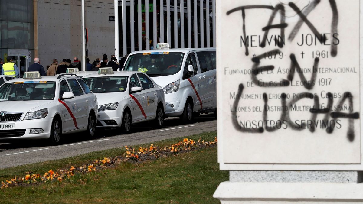 Huelga de taxis en directo | El taxi ve una "burla" el plan de la CAM y seguirá en huelga