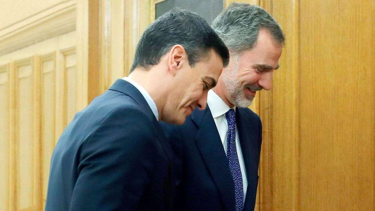Pedro Sánchez mata a besos a Felipe VI