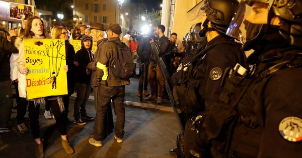 Foto: Simpatizantes y miembros de los Chalecos Amarillos participan en una manifestación en Niza. (EFE)