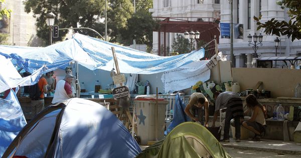 Foto: Un grupo de personas ha acampado por más de tres meses frente a El Prado para exigir una vivienda digna para los sin techo. (EFE)
