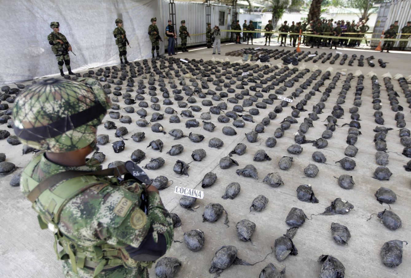 Efectivos del ejército colombiano ante cocaína incautada en una base militar de Tumaco (Reuters). 
