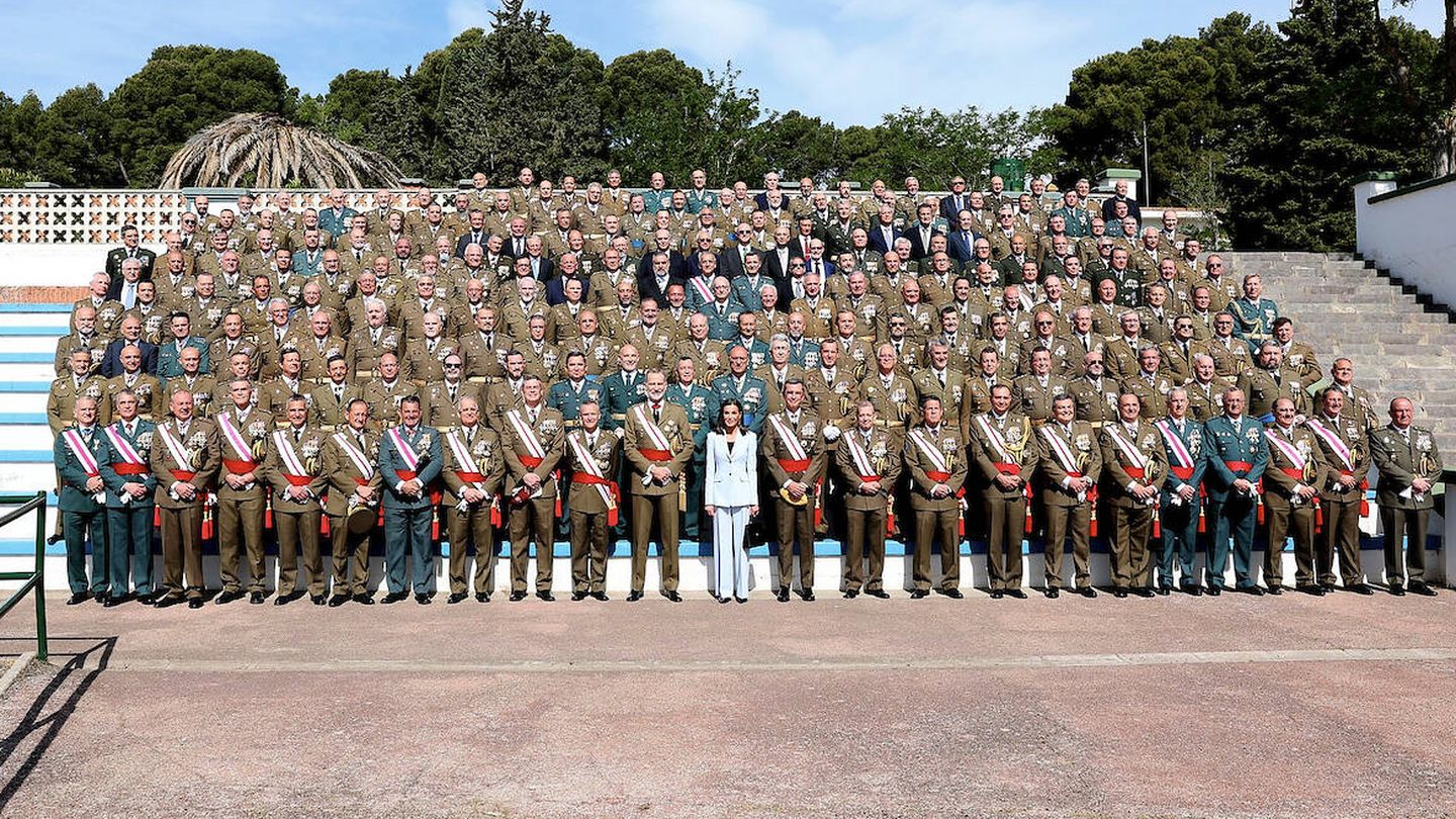 Los Reyes, en la foto de grupo en la Academia Militar de Zaragoza. (LP)