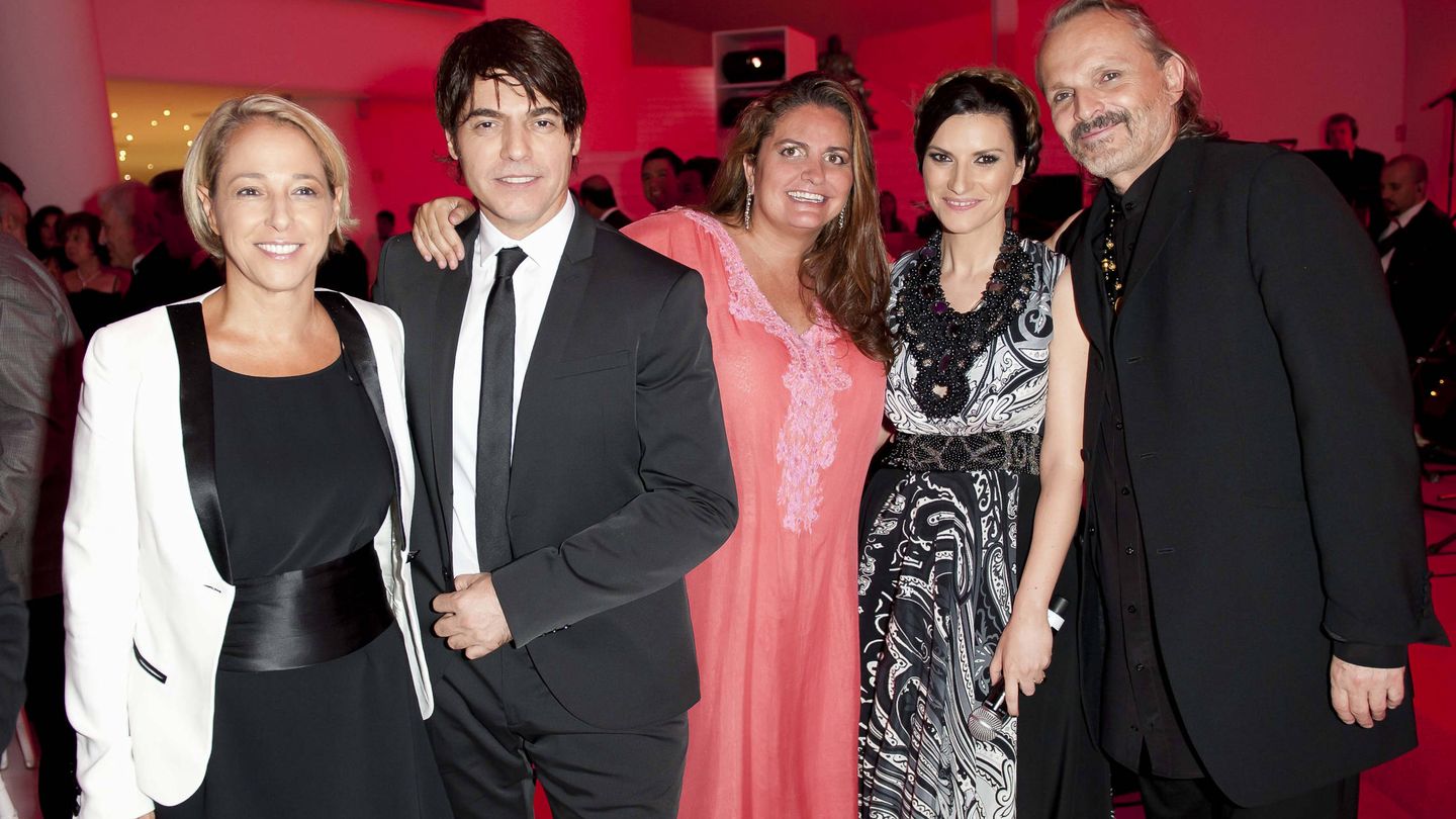 Miguel Bosé, Laura Pausini y su marido, Sandra García-Sanjuan (creadora de Starlite) y una amiga