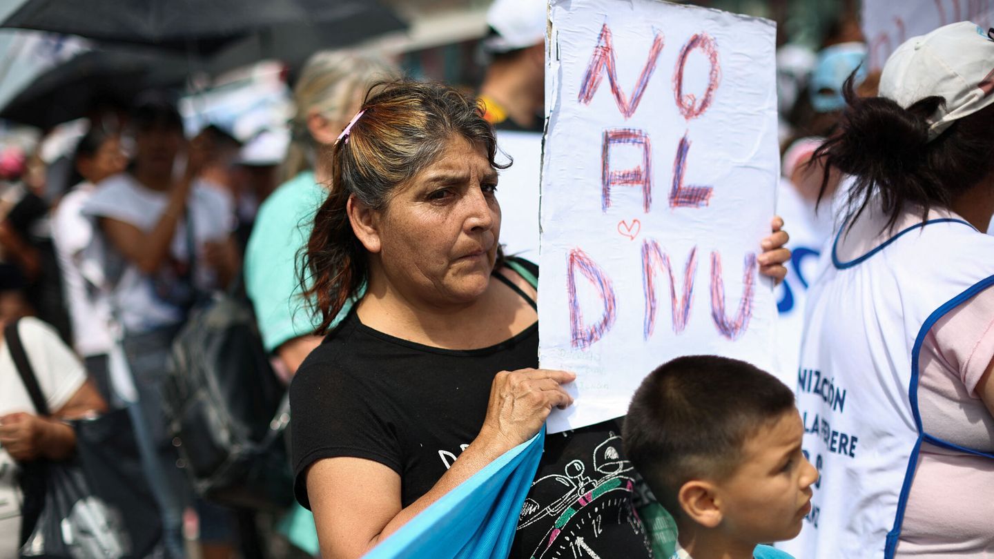 Manifestantes contra el decreto de Milei, este jueves, en Buenos Aires. (Reuters/Agustín Marcarian)