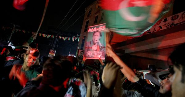 Foto: Partidarios de Imran Khan bailan cerca de la residencia del candidato en Bani Gala tras las elecciones, ayer, 25 de julio de 2018. (Reuters)