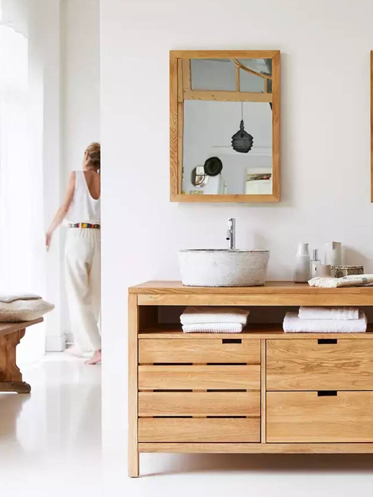 Recuerda cuidar tu casa con los productos adecuados, baño con muebles de madera de Tikamoon. (Cortesía)