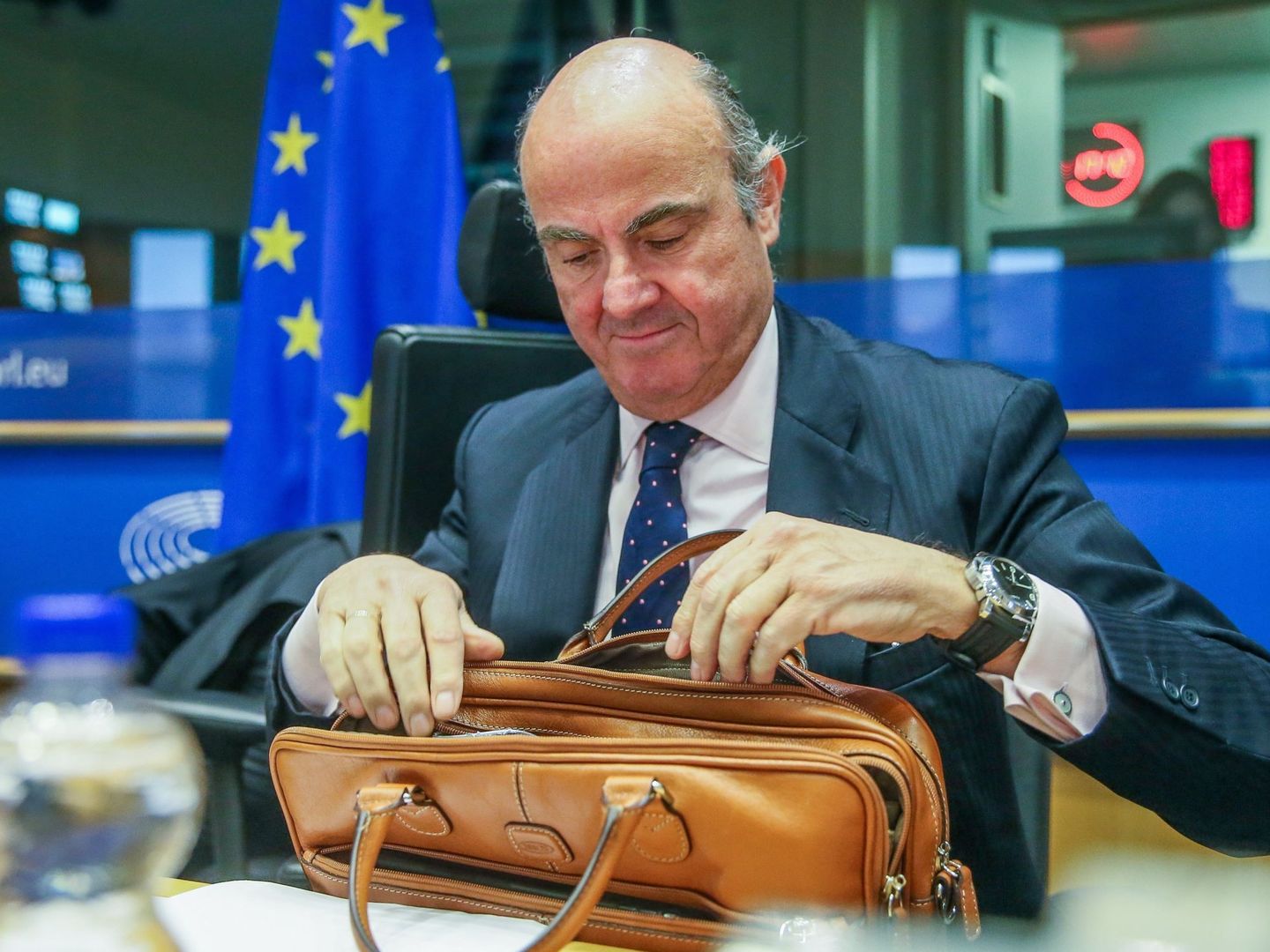 Luis de Guindos se prepara para responder a las preguntas de los miembros de la Comisión de Asuntos Económicos del Parlamento Europeo, en Bruselas, el 26 de febrero del 2018. (EFE)