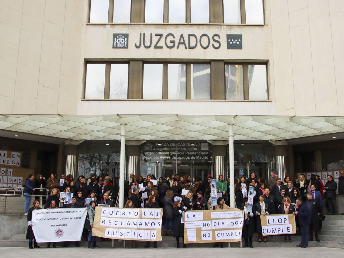 Foto: Concentración de letrados de la Administración de Justicia, el pasado 9 de febrero en Madrid. (EFE/Mercedes Ortuño)