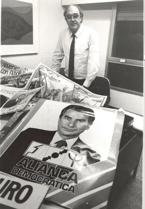 Fotografía de Sanchis junto a un cartel electoral de Sá Carneiro, en 1979.