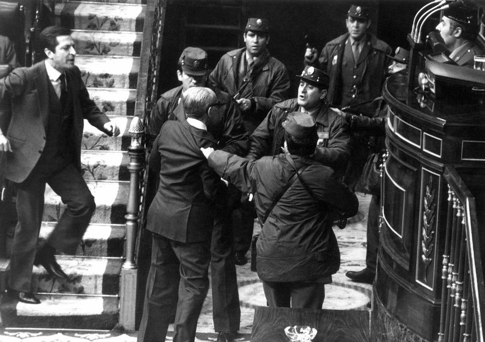 Foto: Tejero y otros 200 guardias civiles secuestran durante 16 horas a los diputados en el Congreso el 23F de 1981 (EFE).