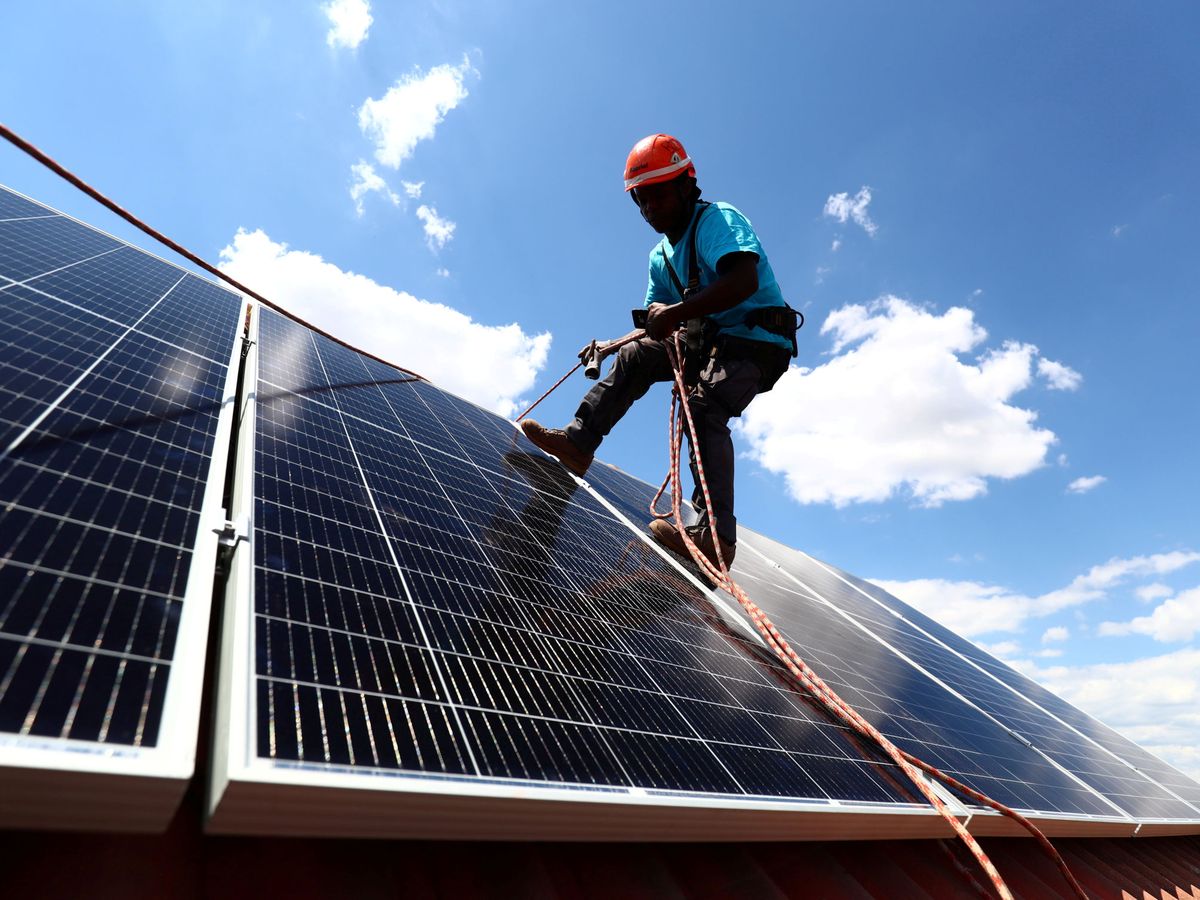 Foto: Un trabajador instala paneles solares en Colmenar Viejo, Madrid. (Reuters/Sergio Pérez)