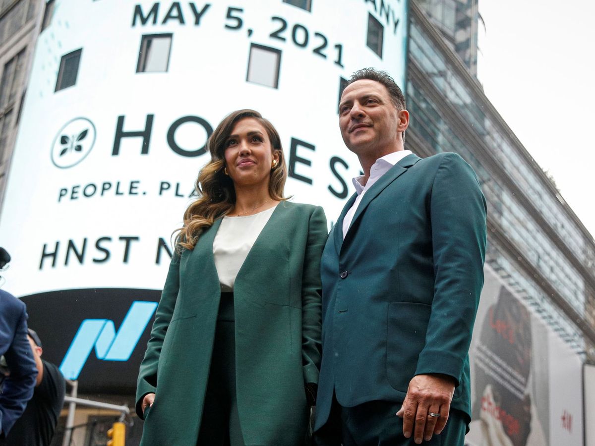 Foto: Jessica Alba, con Nick Vlahos en la salida a bolsa Nasdaq en Times Square. (Reuters)