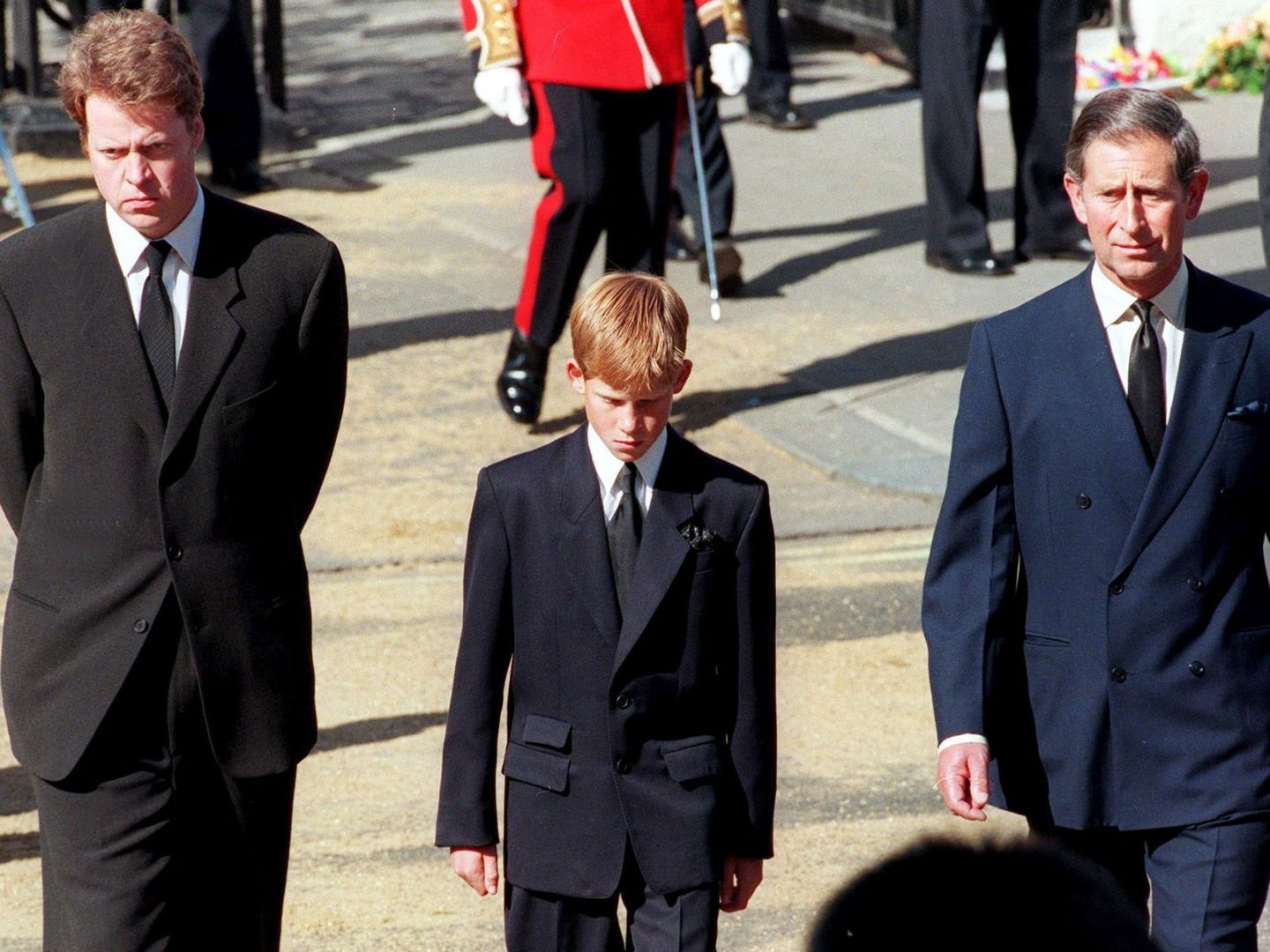 El príncipe Harry siguiendo el carruaje que transportaba el ataúd de la Princesa de Gales en 1997. (EFE)