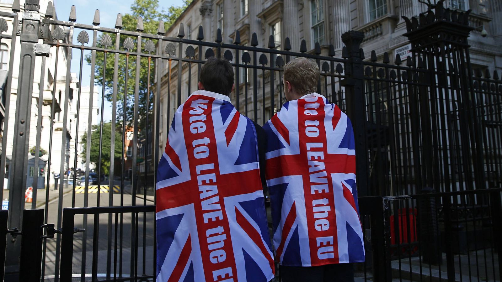 Foto: Votantes a favor del Brexit con banderas de Reino Unido a las puertas de Downing Street. (Reuters)