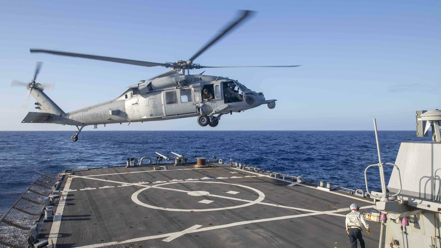 MH-60R del Escuadrón HSM 77, despegando del crucero USS Shiloh (CG 67). (US Navy)
