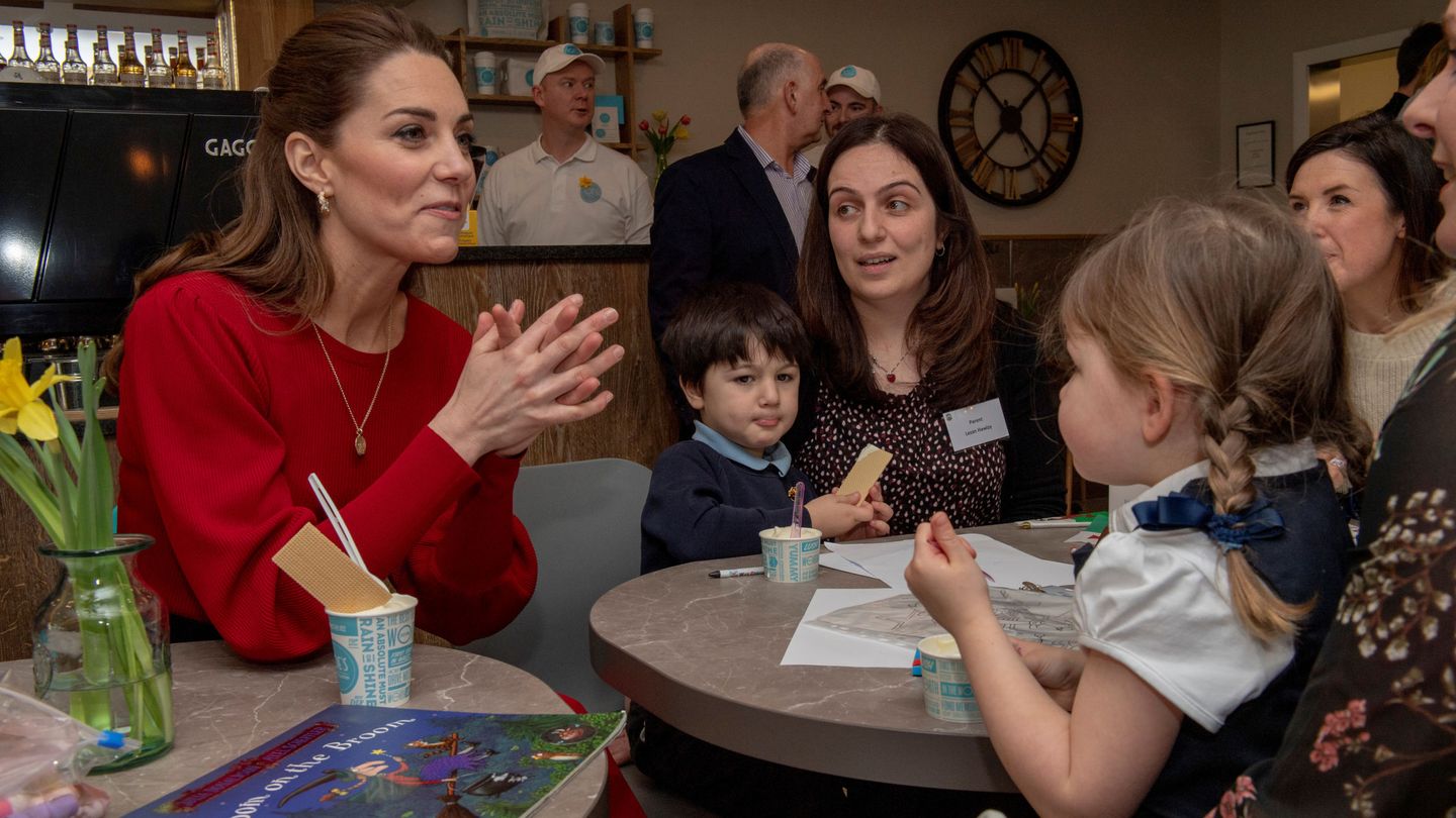 La duquesa de Cambridge, junto a la niña que tenía el cuento que lee a sus hijos. (Reuters)