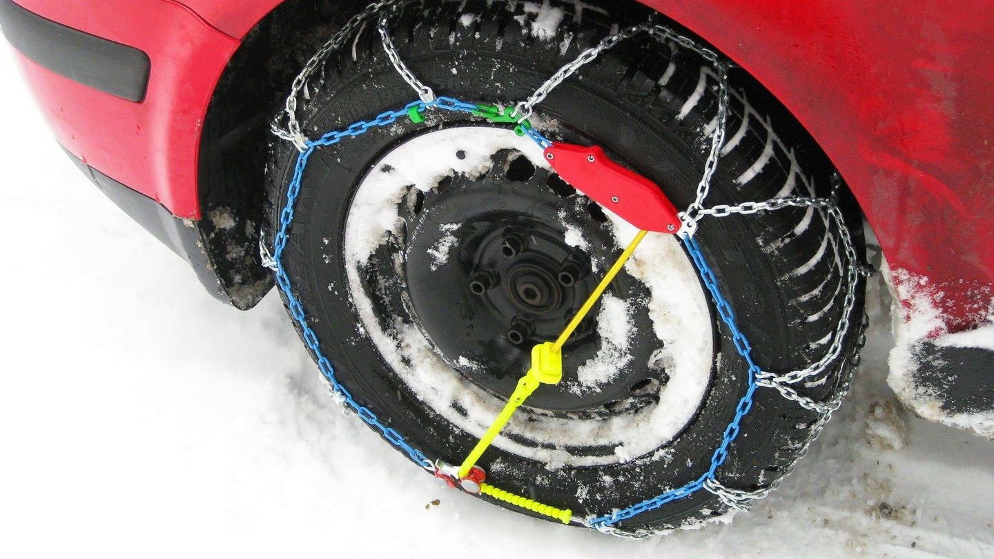 Conviene aprender a poner las cadenas en seco antes de salir a la nieve.